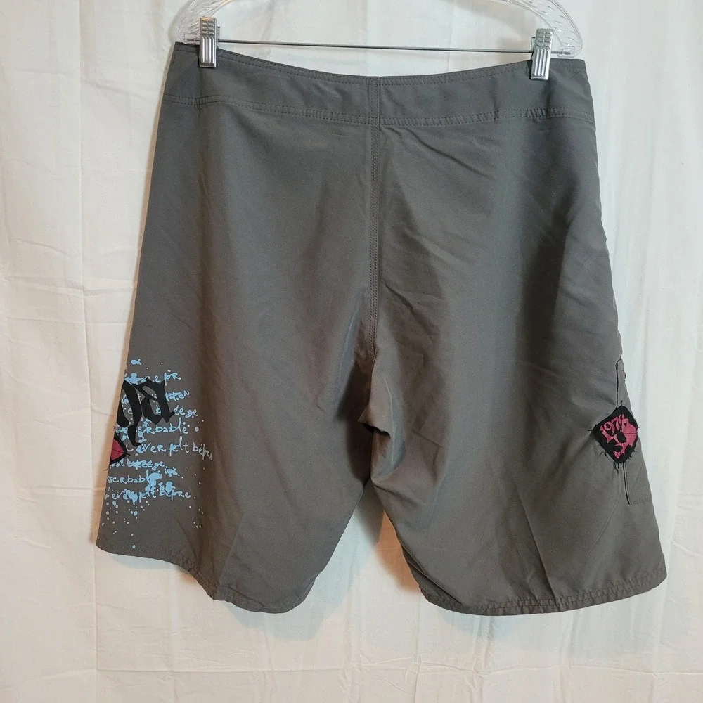Gotcha Men Gray Graphic Board Shorts Swim Trunks Size 36 Cargo Pocket 1978 Patch